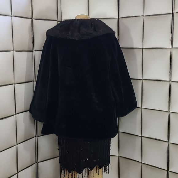Elegant Black Faux Fur Coat - Picture 4 of 7